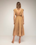 vestido midi con vuelo y detalles de encaje cuello pico por delante y detrás (Camel) - Tantra Spain