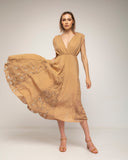 vestido midi con vuelo y detalles de encaje cuello pico por delante y detrás (Camel) - Tantra Spain