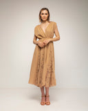 vestido midi con vuelo y detalles de encaje cuello pico por delante y detrás (Camel) - Tantra Spain