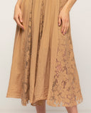 vestido midi con vuelo y detalles de encaje cuello pico por delante y detrás (Camel) - Tantra Spain