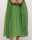 vestido midi con vuelo y detalles de encaje cuello pico por delante y detrás (Green) - Tantra Spain