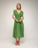 vestido midi con vuelo y detalles de encaje cuello pico por delante y detrás (Green) - Tantra Spain