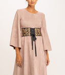 Vestido midi de antelina con cinturon con bordados. - Tantra Spain