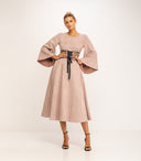 Vestido midi de antelina con cinturon con bordados. - Tantra Spain