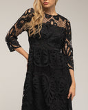 Vestido midi de guipur con transparencias en el escote y las mangas. - Tantra Spain