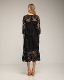 Vestido midi de guipur con transparencias en el escote y las mangas. - Tantra Spain