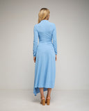 Vestido midi de manga larga con frunce lateral y falda asimetrica con vuelo. Detalle de botones en el hombro. - Tantra Spain