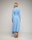 Vestido midi de manga larga con frunce lateral y falda asimetrica con vuelo. Detalle de botones en el hombro. - Tantra Spain