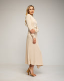 Vestido midi de manga larga con frunce lateral y falda asimetrica con vuelo. Detalle de botones en el hombro. - Tantra Spain