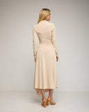 Vestido midi de manga larga con frunce lateral y falda asimetrica con vuelo. Detalle de botones en el hombro. - Tantra Spain