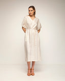 vestido oversize con mangas fruncidas cuello en pico tira de cinturon aparte (Ecru) - Tantra Spain