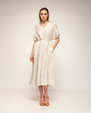 vestido oversize con mangas fruncidas cuello en pico tira de cinturon aparte (Ecru) - Tantra Spain