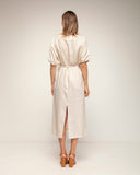 vestido oversize con mangas fruncidas cuello en pico tira de cinturon aparte (Ecru) - Tantra Spain