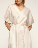 vestido oversize con mangas fruncidas cuello en pico tira de cinturon aparte (Ecru) - Tantra Spain