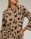 Vestido oversize de estampado animal print, manga larga y bolsillos. - Tantra Spain