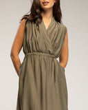 Vestido sin mangas con cuello cruzado, cinturón y bolsillos (KHAKI) - Tantra Spain