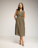 Vestido sin mangas con cuello cruzado, cinturón y bolsillos (KHAKI) - Tantra Spain