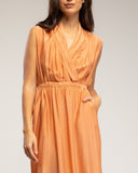 Vestido sin mangas con cuello cruzado, cinturón y bolsillos (SALMON) - Tantra Spain